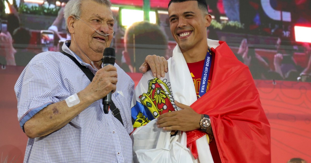 Pedro Porro cede su medalla de oro al abuelo en un gesto que emociona a 4.000 vecinos